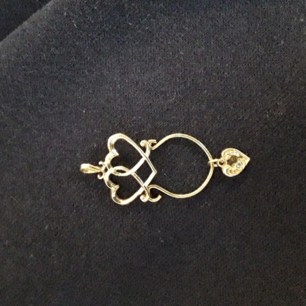 14kt gold charm holding pendant, with double hearts & heart charm.